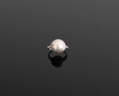 Bague en platine 950‰ ornée d'une perle fine...