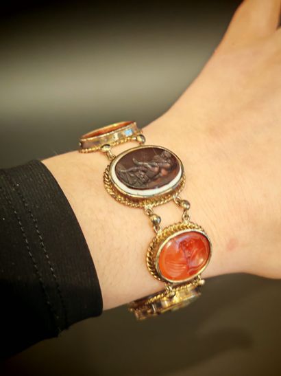 Bracelet en or 750‰ et argent 800‰ orné d'intailles...
