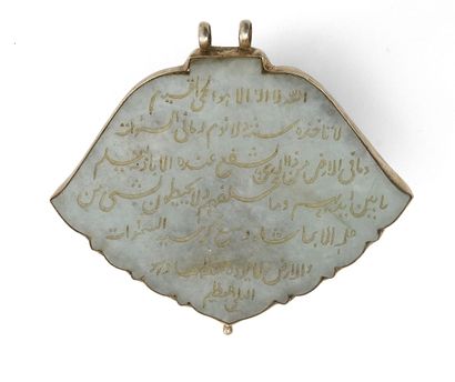 Amulette talisman de forme polylobée en jade...