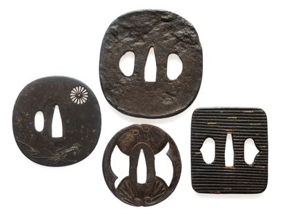 JAPON - XIXe
Quatre tsuba :
-	une nagamaru...
