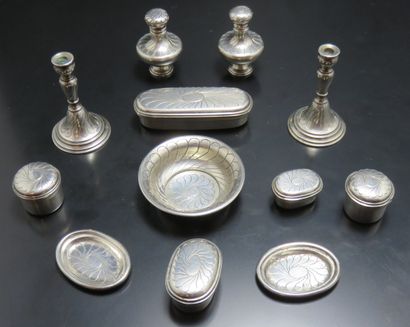 Service de poupée de douze pièces d'accessoires...