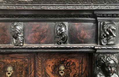 Petit cabinet en placage de ronce de noyer...