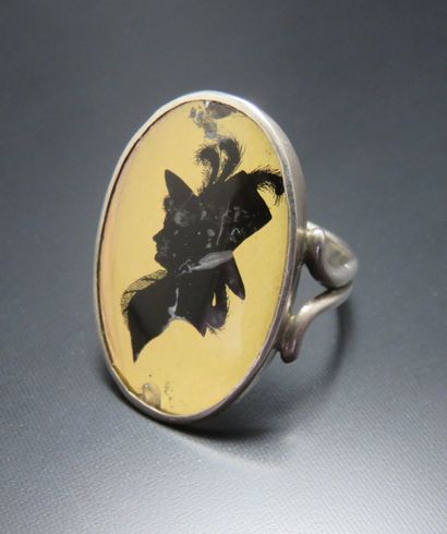 Bague en argent, ornée d'un verre églomisé...
