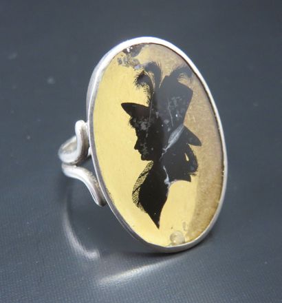 Bague en argent, ornée d'un verre églomisé...