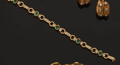 Bracelet en or jaune 750‰ serti d'émeraudes...