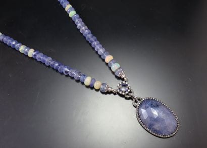 Collier composé d'un rang de viroles en tanzanite...