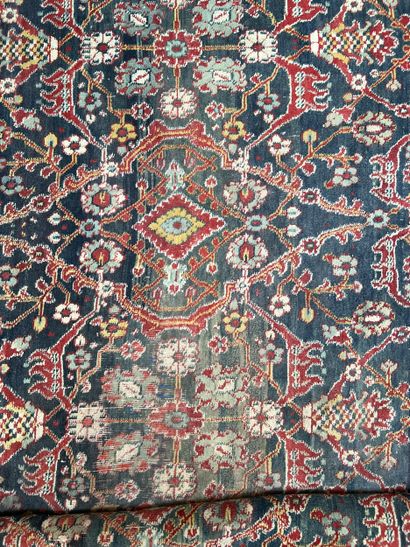 AGRA. India, 19th century
Large Indian carpet,...