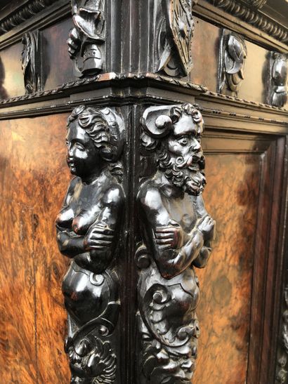 Petit cabinet en placage de ronce de noyer...