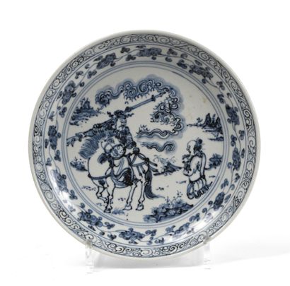 Coupe sur pied en porcelaine à décor en camaïeu...