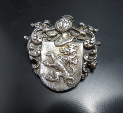 Lot composé d'une broche en argent, en écusson...