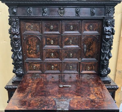 Petit cabinet en placage de ronce de noyer...
