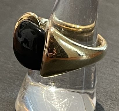 Bague en or jaune creux 750‰ ornée d'un cabochon...