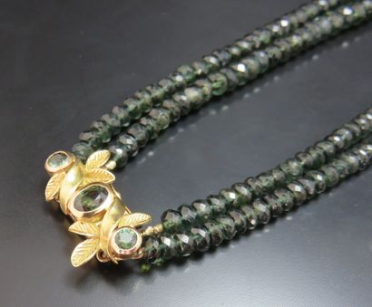 Collier deux rangs composés de viroles facettées...