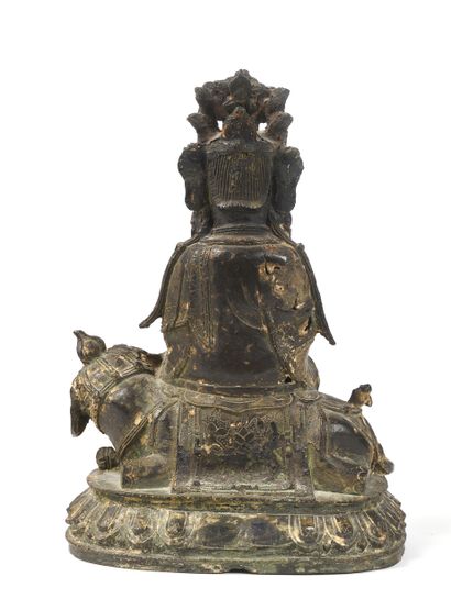 Bouddha assis sur un éléphant.
Bronze, traces...