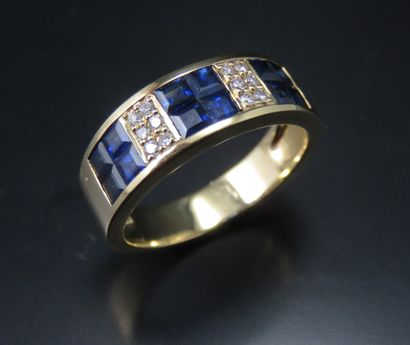 Bague jonc plat en or 750‰, ornée de trois...