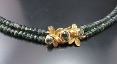 Collier deux rangs composés de viroles facettées...