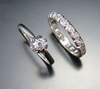 Lot composé:
-	d'une bague solitaire en platine...