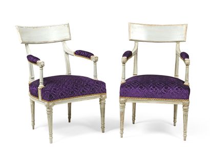 Paire de fauteuils en bois peint gris, dossier...
