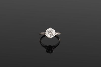 Bague en or gris 750‰ ornée d'un diamant...