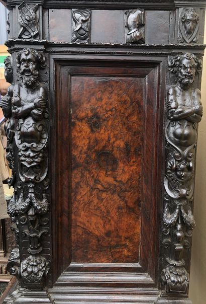 Petit cabinet en placage de ronce de noyer...