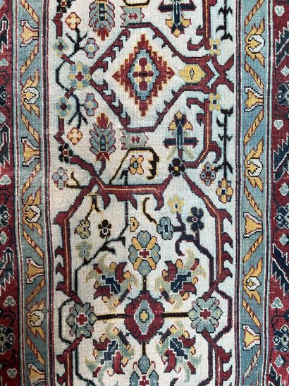 AGRA. India, 19th century
Large Indian carpet,...