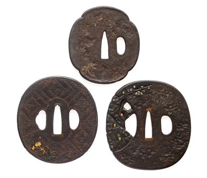 JAPON - Époque EDO (1603-1868)
Trois tsuba...