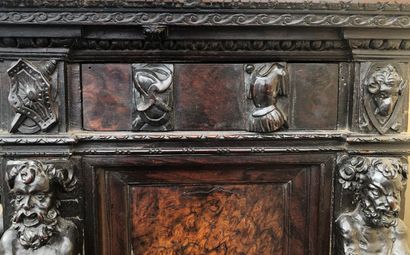 Petit cabinet en placage de ronce de noyer...