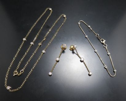 Ensemble en or 750‰ composé:
d'un collier,...