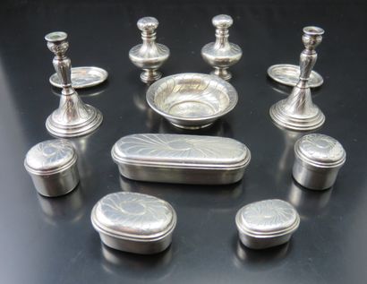 Service de poupée de douze pièces d'accessoires...