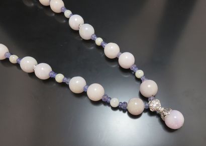Collier composé de boules en jade alternées...