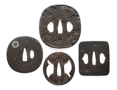JAPON - XIXe
Quatre tsuba :
-	une nagamaru...