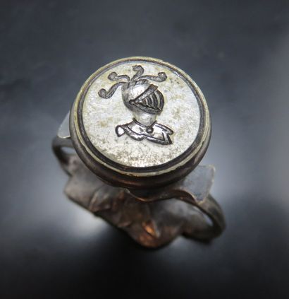 Lot composé d'une broche en argent, en écusson...