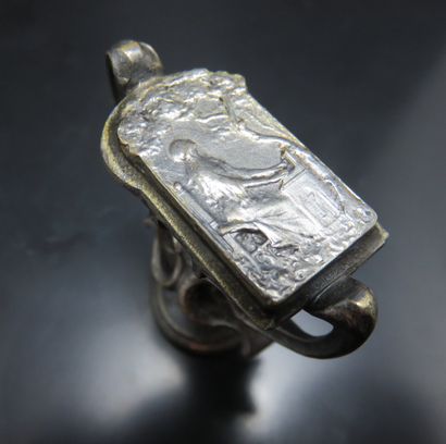 Lot composé d'une broche en argent, en écusson...