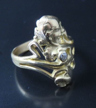 Bague Art Nouveau en or 750‰ ajouré, tête...