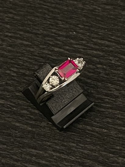Bague en platine 950‰ sertie d'une pierre...