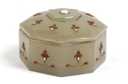 Petite boîte de forme octogonale en jade...