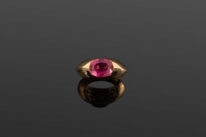 Bague en or jaune 750‰ ornée d'une tourmaline...