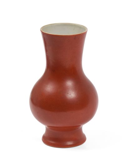Vase à panse globulaire et col évasé sur...