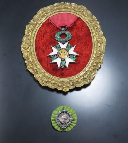 Lot de deux décorations en argent 800‰ et...