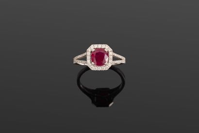 Bague en or gris 750‰ ornée d'un rubis (probablement...