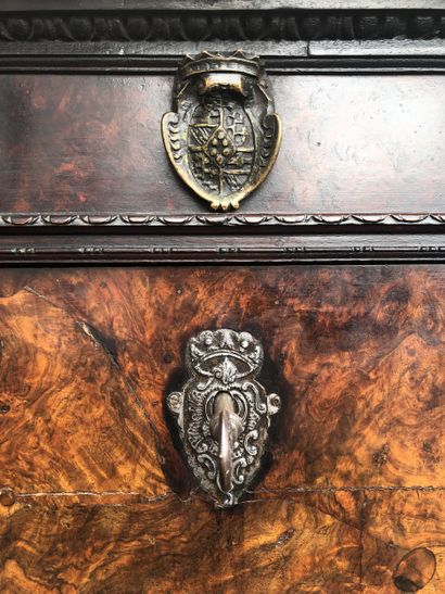 Petit cabinet en placage de ronce de noyer...