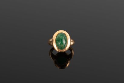 Bague en or jaune 750‰ ornée d'une émeraude...
