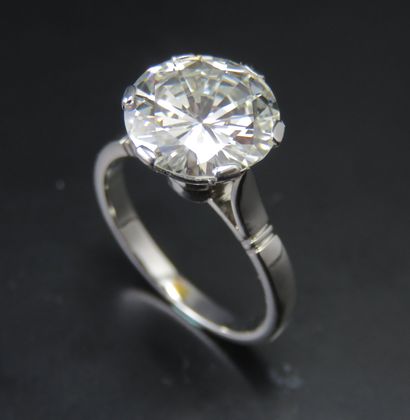 Bague solitaire en platine, ornée d'un diamant...