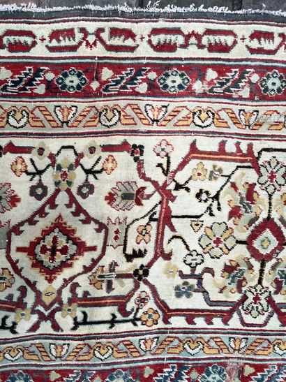 AGRA. India, 19th century
Large Indian carpet,...