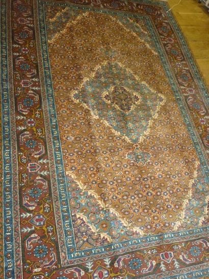 TABRIZ Iran,

champ orangé à décor hérati...
