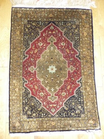 GOUM en soie époque du Shah vers 1960

chaine...