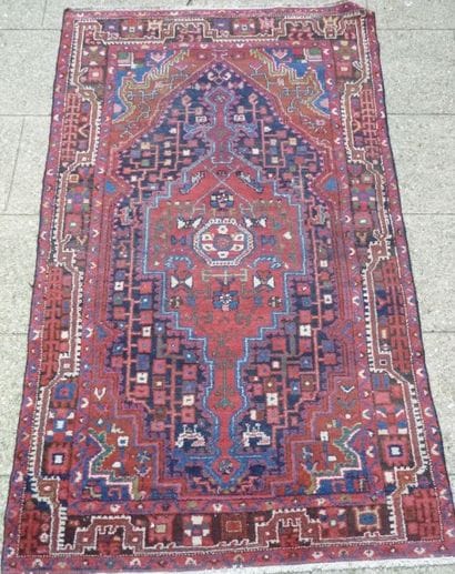 HAMADAN.

Tapis polychrome.

190 x 120 c...