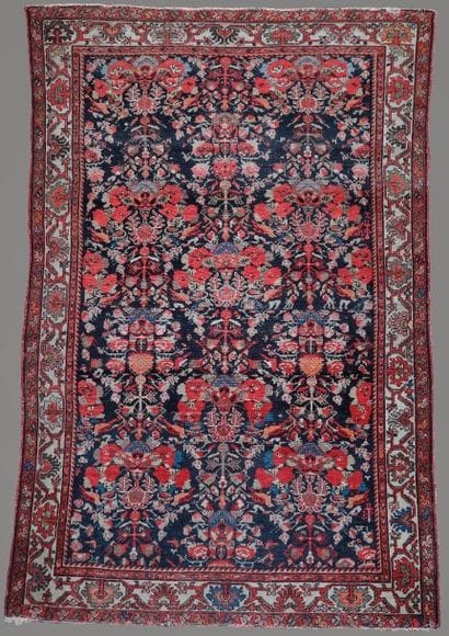 MELAYER,

Tapis en laine polychrome à décor...