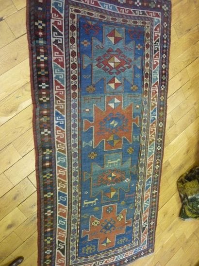 KAZAK fond bleu Nattier abraché à décor animalier...