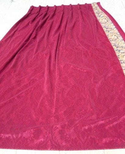 Paire de rideaux en velours rouge de style...